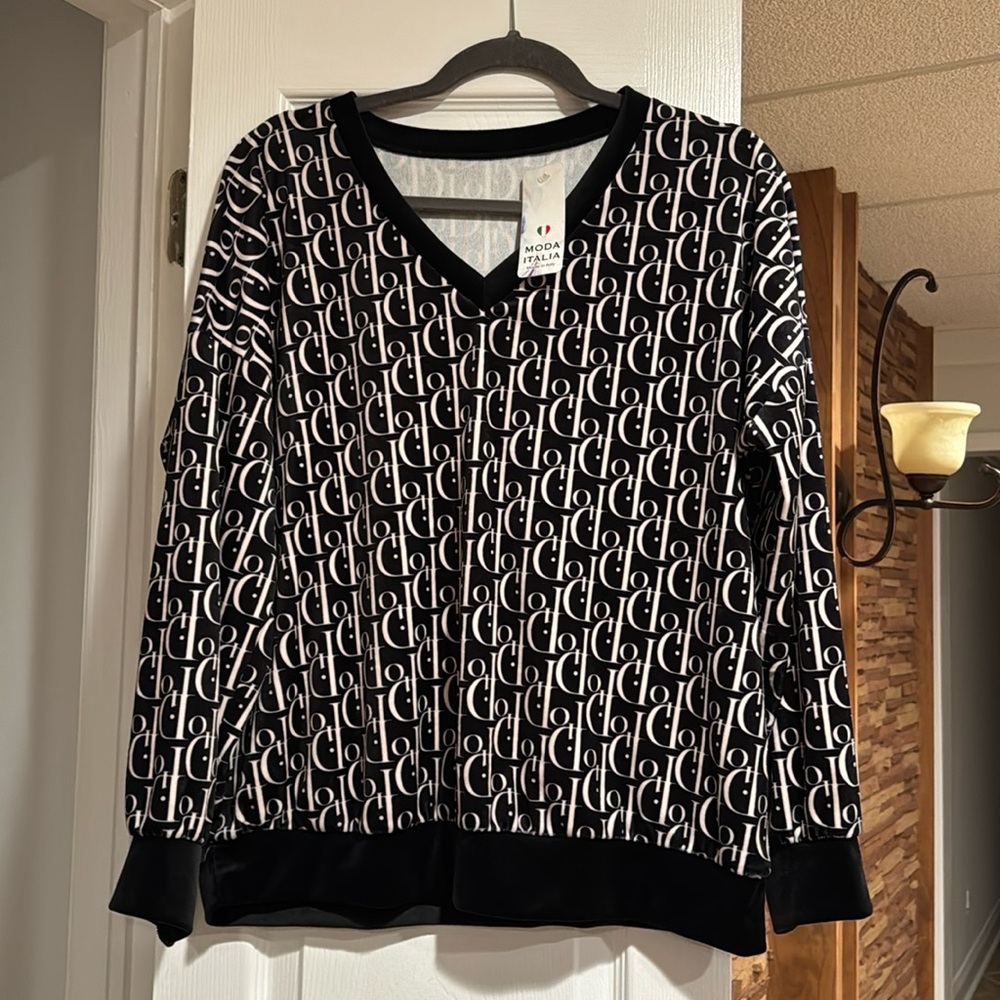 BNWT V NECK VELOUR ITALIAN TOP